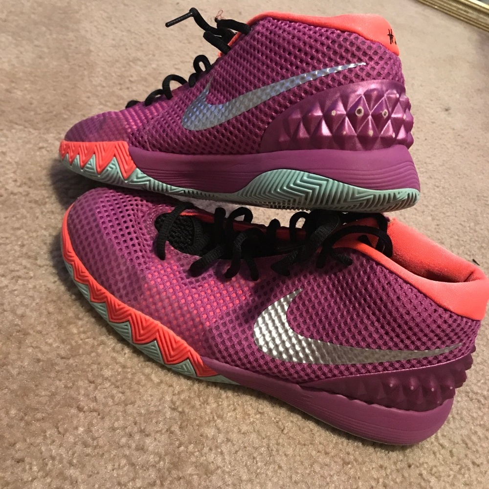 **KYRIE IRVING NIKE BASKETBALL SHOES** (size 7y)